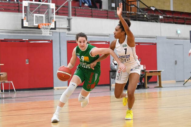 Basketball Damen 1. Bundesliga 11. Spieltag Herner TC - BC Pharmaserv Marburg am 27.01.2021 in der H2K Arena in Herne Lisa Kiefer ( Marburg ), links - Dayna Rouse ( Herne ), rechts