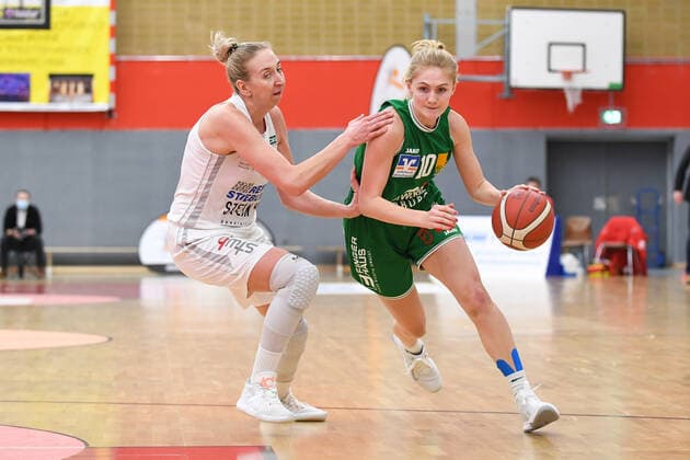 Basketball Damen 1. Bundesliga 11. Spieltag Herner TC - BC Pharmaserv Marburg am 27.01.2021 in der H2K Arena in Herne Sofia Pelander ( Herne ), links - Hanna Marie Crymble ( Marburg ), rechts