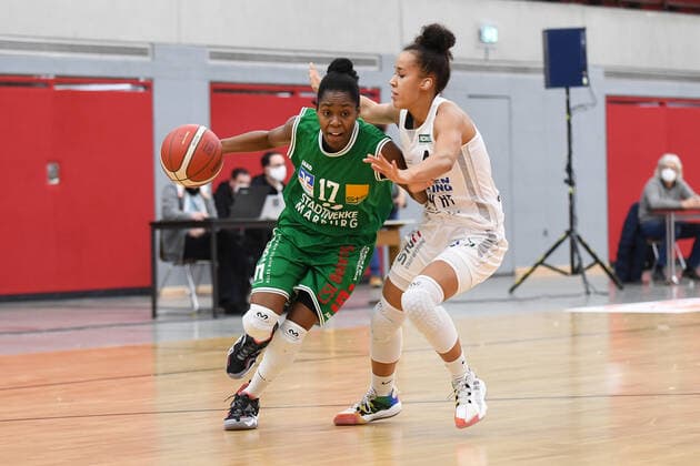 Basketball Damen 1. Bundesliga 11. Spieltag Herner TC - BC Pharmaserv Marburg am 27.01.2021 in der H2K Arena in Herne Tonisha Vanee Baker ( Marburg ), links - Laura Zolper ( Herne ), rechts