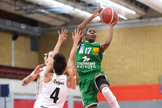 Basketball Damen 1. Bundesliga 11. Spieltag Herner TC - BC Pharmaserv Marburg am 27.01.2021 in der H2K Arena in Herne Laura Zolper ( Herne ), links - Tonisha Vanee Baker ( Marburg ), rechts
