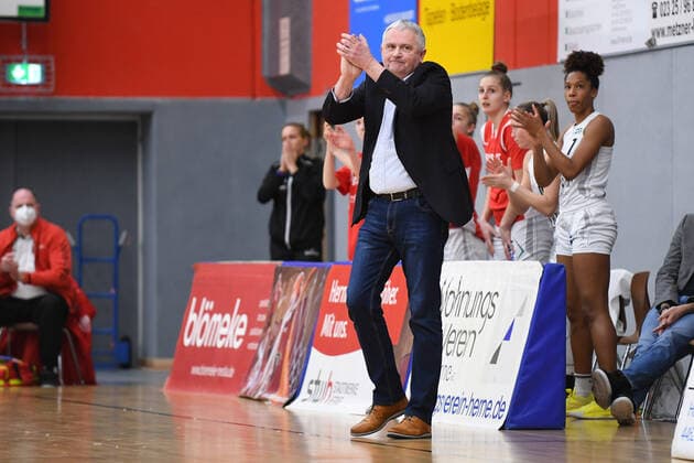 Basketball Damen 1. Bundesliga 11. Spieltag Herner TC - BC Pharmaserv Marburg am 27.01.2021 in der H2K Arena in Herne Marek Piotrowski ( Trainer Cheftrainer Herne )