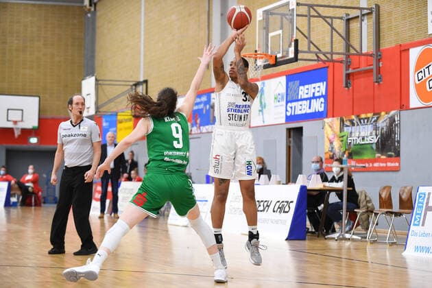 Basketball Damen 1. Bundesliga 11. Spieltag Herner TC - BC Pharmaserv Marburg am 27.01.2021 in der H2K Arena in Herne Lisa Kiefer ( Marburg ), links - Aerianna Nicole Harris ( Herne ), rechts