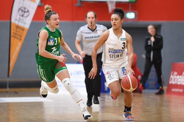Basketball Damen 1. Bundesliga 11. Spieltag Herner TC - BC Pharmaserv Marburg am 27.01.2021 in der H2K Arena in Herne Alexandra Wilke ( Marburg ), links - Loryn Goodwin ( Herne ), rechts