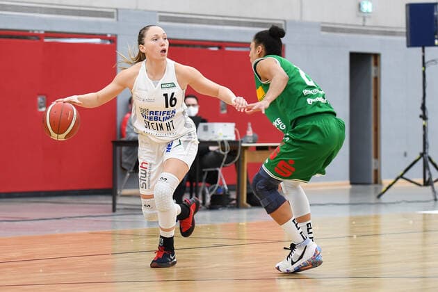 Basketball Damen 1. Bundesliga 11. Spieltag Herner TC - BC Pharmaserv Marburg am 27.01.2021 in der H2K Arena in Herne Chloe Bully ( Herne ), links - Rachel Mamie Arthur ( Marburg ), rechts