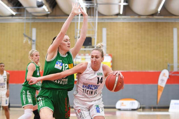 Basketball Damen 1. Bundesliga 11. Spieltag Herner TC - BC Pharmaserv Marburg am 27.01.2021 in der H2K Arena in Herne Johanna Sophie Klug ( Marburg ), links - Sofia Pelander ( Herne ), rechts