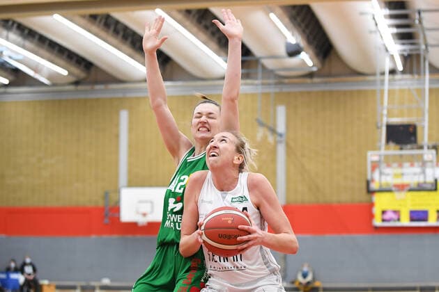 Basketball Damen 1. Bundesliga 11. Spieltag Herner TC - BC Pharmaserv Marburg am 27.01.2021 in der H2K Arena in Herne Johanna Sophie Klug ( Marburg ), links - Sofia Pelander ( Herne ), rechts