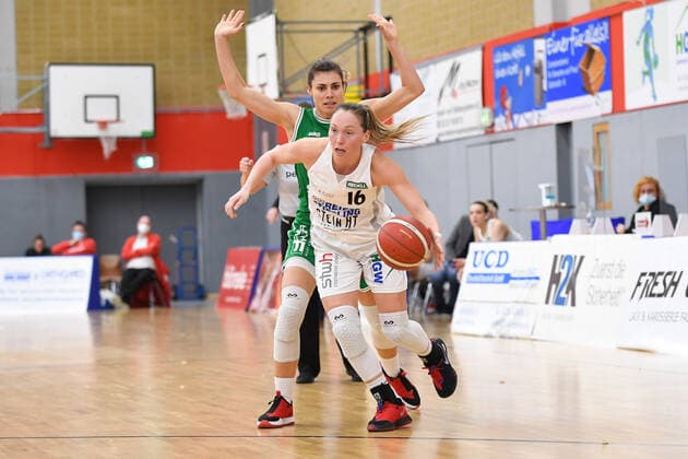 Basketball Damen 1. Bundesliga 11. Spieltag Herner TC - BC Pharmaserv Marburg am 27.01.2021 in der H2K Arena in Herne Chloe Bully ( Herne ), vorne - Theresa Simon ( Marburg ), hinten
