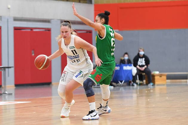 Basketball Damen 1. Bundesliga 11. Spieltag Herner TC - BC Pharmaserv Marburg am 27.01.2021 in der H2K Arena in Herne Laura Westerik ( Herne ), links - Rachel Mamie Arthur ( Marburg ), rechts
