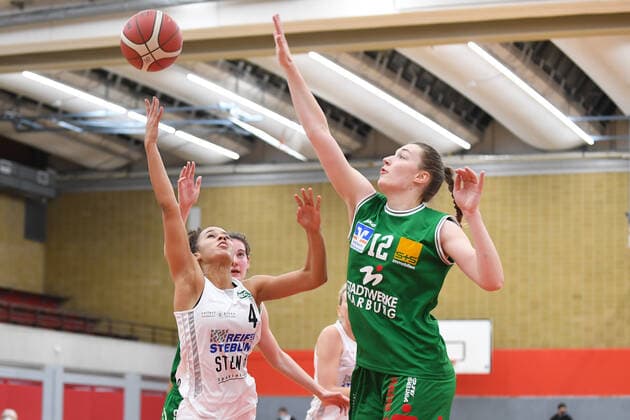 Basketball Damen 1. Bundesliga 11. Spieltag Herner TC - BC Pharmaserv Marburg am 27.01.2021 in der H2K Arena in Herne Laura Zolper ( Herne ), links - Johanna Sophie Klug ( Marburg ), rechts