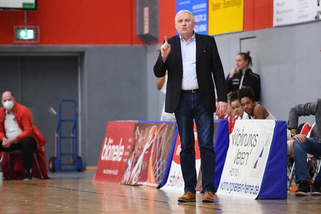 Basketball Damen 1. Bundesliga 11. Spieltag Herner TC - BC Pharmaserv Marburg am 27.01.2021 in der H2K Arena in Herne Marek Piotrowski ( Trainer Cheftrainer Herne )