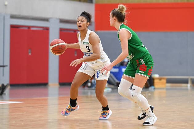 Basketball Damen 1. Bundesliga 11. Spieltag Herner TC - BC Pharmaserv Marburg am 27.01.2021 in der H2K Arena in Herne Loryn Goodwin ( Herne ), links - Alexandra Wilke ( Marburg ), rechts