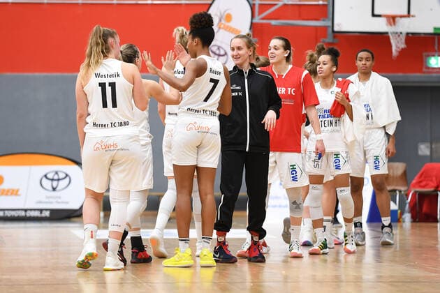 Basketball Damen 1. Bundesliga 11. Spieltag Herner TC - BC Pharmaserv Marburg am 27.01.2021 in der H2K Arena in Herne Herne Spielerinnen freuen sich über den Sieg
