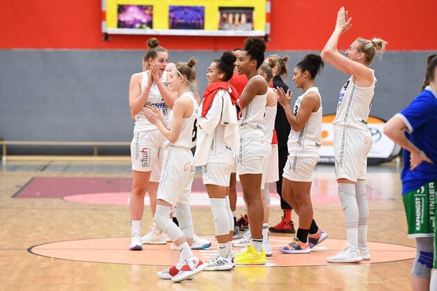 Basketball Damen 1. Bundesliga 11. Spieltag Herner TC - BC Pharmaserv Marburg am 27.01.2021 in der H2K Arena in Herne Herne Spielerinnen freuen sich über den Sieg