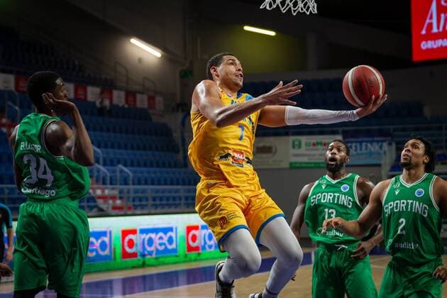 2021.01.28 Wloclawek, Koszykowka, FIBA Europe Cup, Sezon 2020 2021 Grupa C, mecz Arged BMSlam Stal Ostrow Wielkopolski - Sporting CP Lizbona N z Trey Kell (Stal nr 7) James Ellisor (Sporting nr 34) Joao Fernandes (Sporting nr 13) John Fields (Sporting nr 2) Foto Piotr Kieplin PressFocus 2021.01.28 Wloclawek, FIBA Europe Cup, Sezon 2020 2021 Regular Season Group C, game Arged BMSlam Stal Ostrow Wielkopolski - Sporting CP Lizbona Trey Kell (Stal nr 7) James Ellisor (Sporting nr 34) Joao Fernandes (Sporting nr 13) John Fields (Sporting nr 2) Credit: Piotr Kieplin PressFocus NEWSPIX.PL --- Newspix.pl  20210128PF_PK042