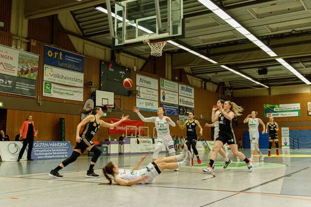 Goettingen, Deutschland 28. Januar 2021: 1.DBBL - 2020 2021 - flippo Baskets BG 74 vs. TK Hannover Die Mannschaft von Hannover im Angriff. Spielszene vor dem gegnerischen Korb. Halle I am FKG Niedersachsen Copyright: xFotostandx xMattheyx