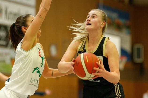 Goettingen, Deutschland 28. Januar 2021: 1.DBBL - 2020 2021 - flippo Baskets BG 74 vs. TK Hannover v. li. im Zweikampf Ivana Blazevic (Goettingen) und Hannah Brown (Hannover) Halle I am FKG Niedersachsen Copyright: xFotostandx xMattheyx