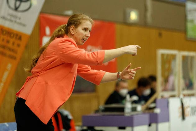 Goettingen, Deutschland 28. Januar 2021: 1.DBBL - 2020 2021 - flippo Baskets BG 74 vs. TK Hannover Trainerin Juliane Höhne Hoehne (Hannover) gibt ihrer Mannschaft Anweisungen am Spielfeldrand. Halle I am FKG Niedersachsen Copyright: xFotostandx xMattheyx