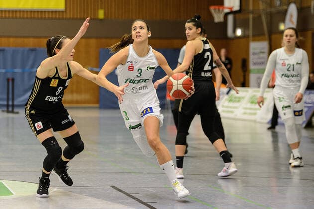 Flippo Baskets BG 74 Göttingen - TK Hannover Basketball 1. Bundesliga Frauen, Flippo Baskets BG 74 Göttingen - TK Hannover, Saison 2020 21, 28.01.2021, Göttingen. Göttingens Ivana Blazevic (r) spielt gegen Hannovers Tessa Stammberger. Göttingen Niedersachsen Deutschland