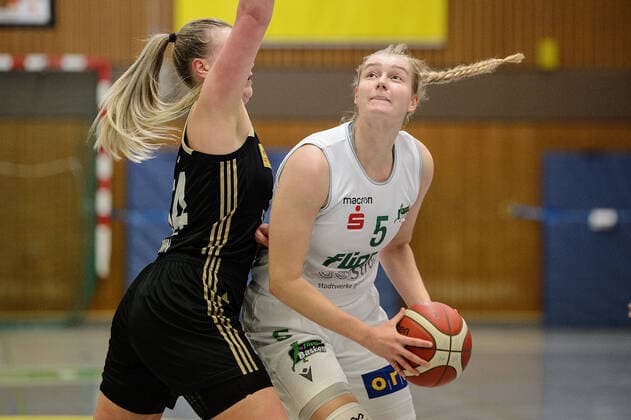Flippo Baskets BG 74 Göttingen - TK Hannover Basketball 1. Bundesliga Frauen, Flippo Baskets BG 74 Göttingen - TK Hannover, Saison 2020 21, 28.01.2021, Göttingen. Göttingens Samantha Roscoe (r) spielt gegen Hannovers Hannah Brown. Göttingen Niedersachsen Deutschland