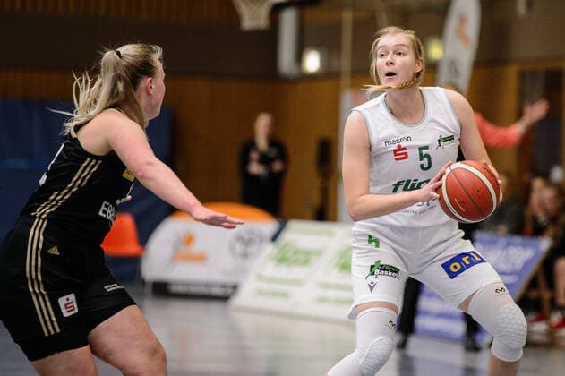 Sport Bilder des Tages Flippo Baskets BG 74 Göttingen - TK Hannover Basketball 1. Bundesliga Frauen, Flippo Baskets BG 74 Göttingen - TK Hannover, Saison 2020 21, 28.01.2021, Göttingen. Göttingens Samantha Roscoe (r) spielt gegen Hannovers Hannah Brown. Göttingen Niedersachsen Deutschland