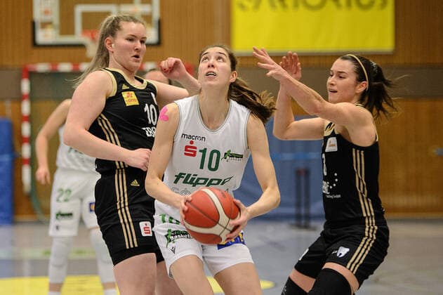 Flippo Baskets BG 74 Göttingen - TK Hannover Basketball 1. Bundesliga Frauen, Flippo Baskets BG 74 Göttingen - TK Hannover, Saison 2020 21, 28.01.2021, Göttingen. Göttingens Vasiliki Karambatsa (M) spielt gegen Hannovers Teja Gorsic (l) und Hannovers Tessa Stammberger. Göttingen Niedersachsen Deutschland