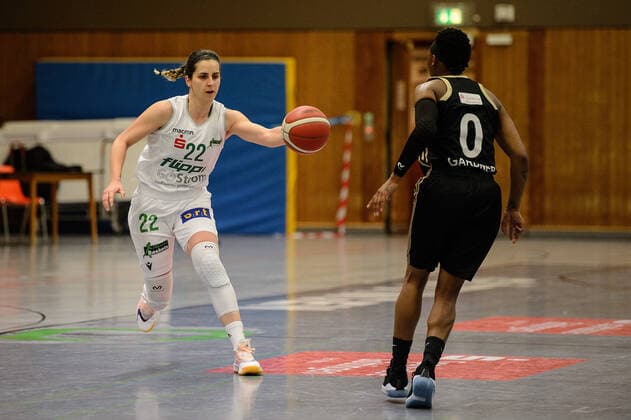 Flippo Baskets BG 74 Göttingen - TK Hannover Basketball 1. Bundesliga Frauen, Flippo Baskets BG 74 Göttingen - TK Hannover, Saison 2020 21, 28.01.2021, Göttingen. Göttingens Ruzica Dzankic (l) spielt gegen Hannovers Stephanie Gardner. Göttingen Niedersachsen Deutschland