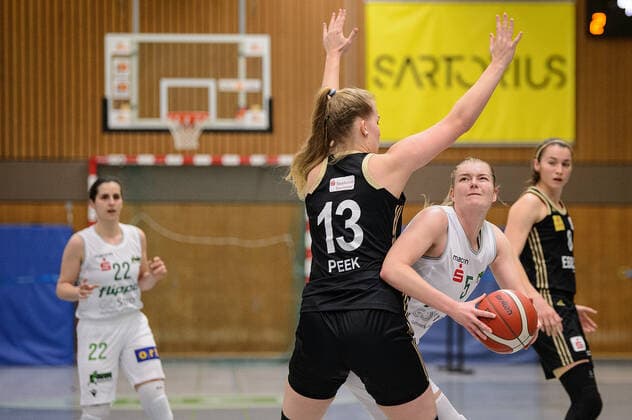 Flippo Baskets BG 74 Göttingen - TK Hannover Basketball 1. Bundesliga Frauen, Flippo Baskets BG 74 Göttingen - TK Hannover, Saison 2020 21, 28.01.2021, Göttingen. Göttingens Samantha Roscoe (r) spielt gegen Hannovers Marleen Peek. Göttingen Niedersachsen Deutschland
