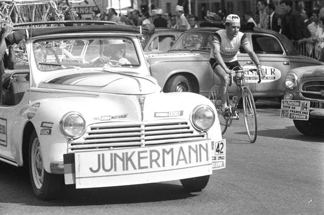 Tour de France 1961. Einzelzeitfahren in Versailles. Hennes Junkermann mit Begleitfahrzeug.