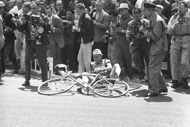 Tour de France 1961. Einzelzeitfahren in Versailles.Fahrer stuerzt. Fotografen mit alten Kameras.