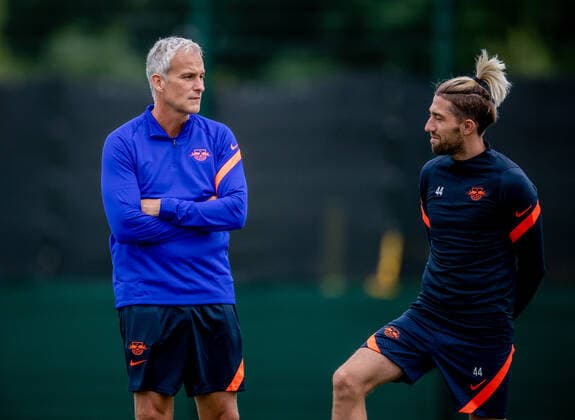 Leipzigs Co-Trainer Xaver Zembrod mit Kevin Kampl Training RB Leipzig am 26. August 2020 Red Bull Akademie, Leipzig. Training RB Leipzig