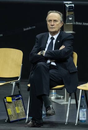 Basketball: Euroleague, Alba Berlin - Real Madrid, Hauptrunde, 23. Spieltag, Mercedes-Benz Arena. ALBAs Head Coach Aito Garcia Reneses sitzt am Rand des Courts. ALBA Berlin - Real Madrid