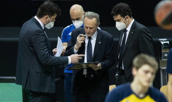 Basketball: Euroleague, Alba Berlin - Real Madrid, Hauptrunde, 23. Spieltag, Mercedes-Benz Arena. ALBAs Co-Trainer Sebastian Trzciona (l-r), Athletiktrainer Pepe Silva Moreno, Head Coach Aito Garcia Reneses und Co-Trainer Israel Gonzalez besprechen Spielzuege. ALBA Berlin - Real Madrid