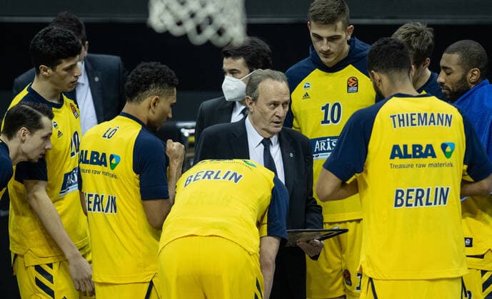 Basketball: Euroleague, Alba Berlin - Real Madrid, Hauptrunde, 23. Spieltag, Mercedes-Benz Arena. ALBAs Head Coach Aito Garcia Reneses bespricht sich im Kreise seiner Spieler. ALBA Berlin - Real Madrid