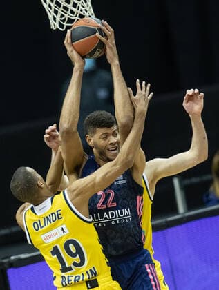 Basketball: Euroleague, Alba Berlin - Real Madrid, Hauptrunde, 23. Spieltag, Mercedes-Benz Arena. ALBAs Louis Olinde (l) springt zum Korb gegen Walter Tavares von Real Madrid. ALBA Berlin - Real Madrid