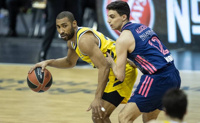 Basketball: Euroleague, Alba Berlin - Real Madrid, Hauptrunde, 23. Spieltag, Mercedes-Benz Arena. ALBAs Jayson Granger (l) kaempft gegen Carlos Alocen von Real Madrid um den Ball. ALBA Berlin - Real Madrid