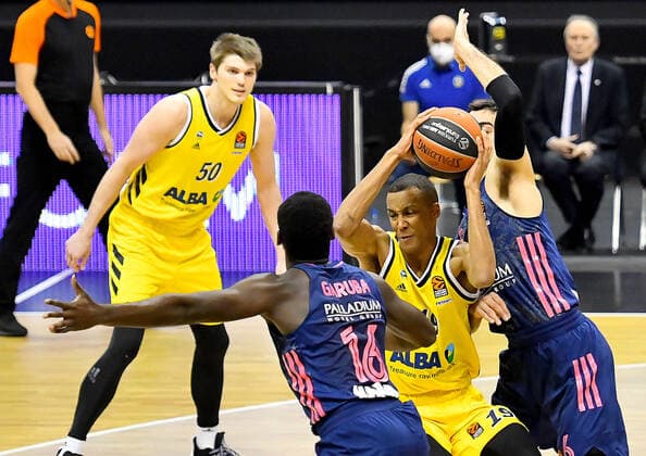29.01.2021, xlakx, Basketball EuroLeague, Alba Berlin - Real Madrid emspor, v.l.Usman Garuba (Real Madrid, No.16),Louis Olinde (Alba Berlin, No.19) Berlin