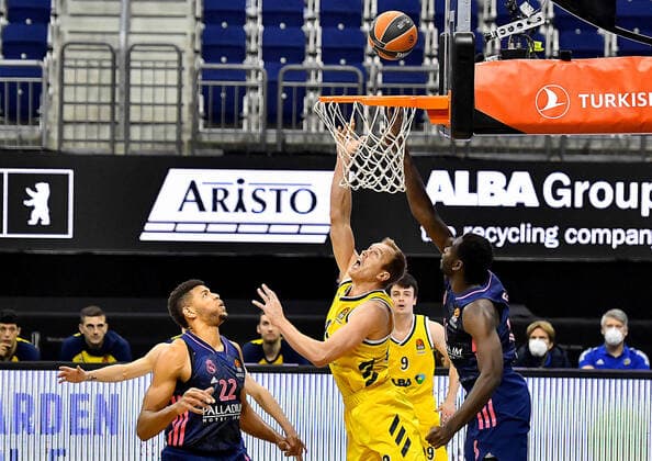 29.01.2021, xlakx, Basketball EuroLeague, Alba Berlin - Real Madrid emspor, v.l.Walter Samuel Tavares da Veiga (Real Madrid, No.22),Luke Sikma (Alba Berlin, No.43),Usman Garuba (Real Madrid, No.16) Berlin