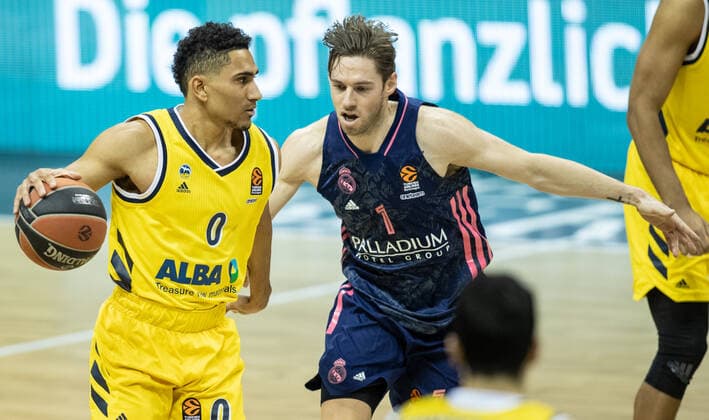 Basketball: Euroleague, Alba Berlin - Real Madrid, Hauptrunde, 23. Spieltag, Mercedes-Benz Arena. Fabien Causeur (r) von Real Madrid kaempft gegen ALBAs Maodo Lo um den Ball. ALBA Berlin - Real Madrid