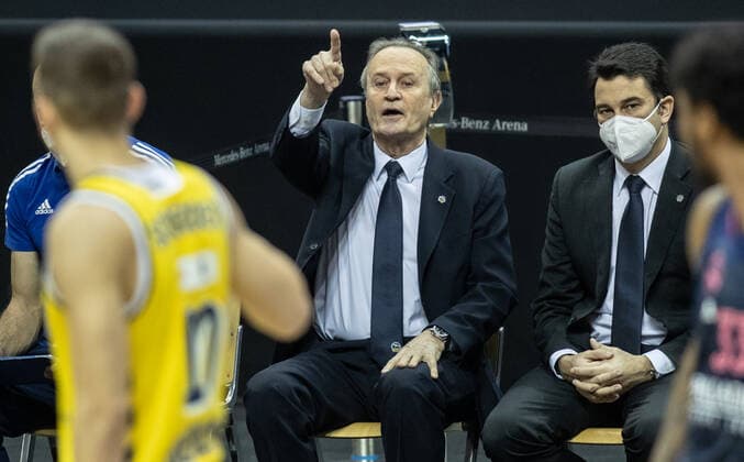 Basketball: Euroleague, Alba Berlin - Real Madrid, Hauptrunde, 23. Spieltag, Mercedes-Benz Arena. ALBAs Head Coach Aito Garcia Reneses (l) und Co-Trainer Israel Gonzalez verfolgen das Spiel. ALBA Berlin - Real Madrid
