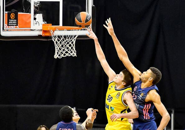 29.01.2021,Basketball EuroLeague, Alba Berlin - Real Madrid,v.l. Ben Lammers(Alba Berlin, No.50),Walter Samuel Tavares da Veiga (Real Madrid, No.22) Berlin