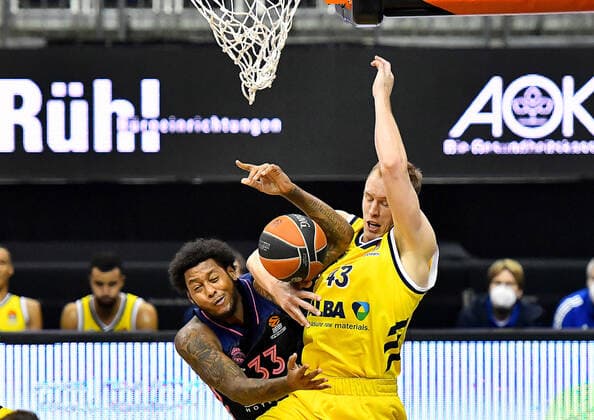 Sport Themen der Woche KW04 Sport Bilder des Tages 29.01.2021,Basketball EuroLeague, Alba Berlin - Real Madrid,v.l.Trey Thompkins (Real Madrid, No.33),Luke Sikma (Alba Berlin, No.43) Berlin