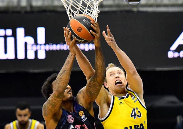 29.01.2021,Basketball EuroLeague, Alba Berlin - Real Madrid,v.l. Trey Thompkins (Real Madrid, No.33),Luke Sikma (Alba Berlin, No.43) Berlin