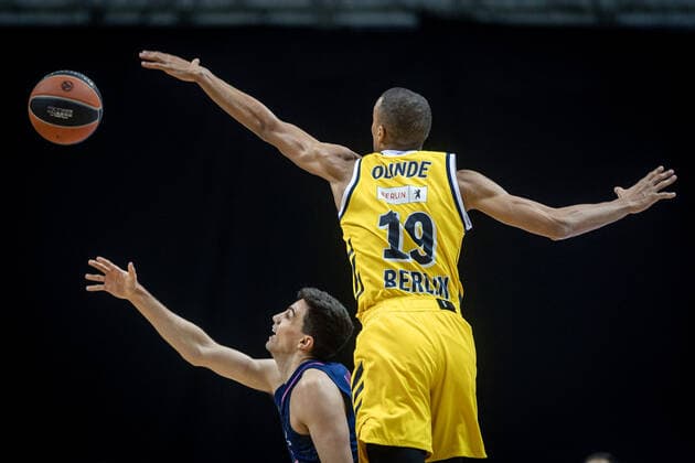 Basketball Berlin 29.01.2021 Saison 2020 2021 Euroleague Regualar Season Alba Berlin vs Real Madrid Carlos Alocen (Real Madrid, No.12) Louis Olinde (Alba Berlin, No.19)