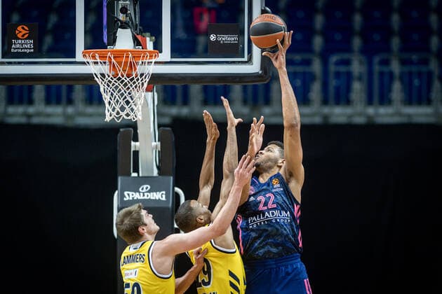 Basketball Berlin 29.01.2021 Saison 2020 2021 Euroleague Regualar Season Alba Berlin vs Real Madrid Walter Tavares (Real Madrid, No.22) Louis Olinde (Alba Berlin, No.19) Ben Lammers (Alba Berlin, No.50)