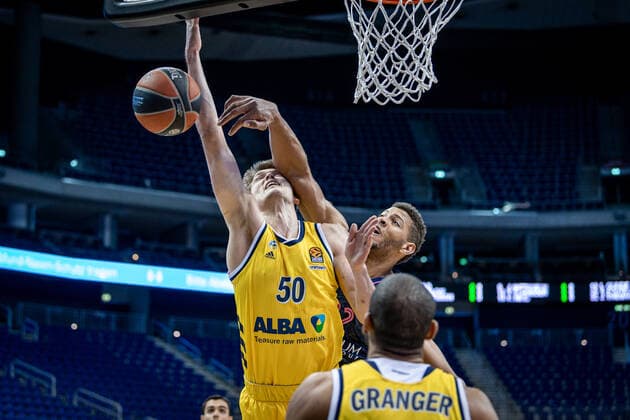 Basketball Berlin 29.01.2021 Saison 2020 2021 Euroleague Regualar Season Alba Berlin vs Real Madrid Ben Lammers (Alba Berlin, No.50) Walter Tavares (Real Madrid, No.22)