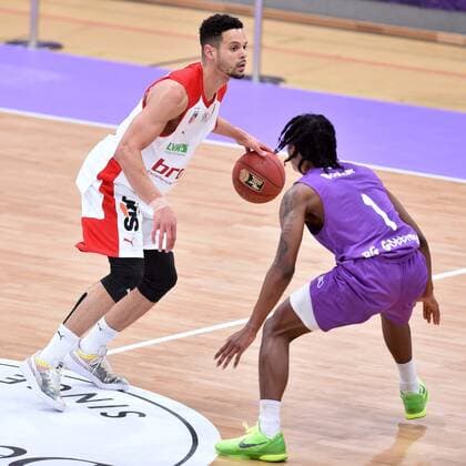 Basketball, BBL, BG Göttingen - Brose Bamberg Dominic Lockhart (Brose Bamberg) (am Ball) und Dieshuan Booker (BG Goettingen) (R) , Basketball, Bundesliga, BBL, BG Goettingen - Brose Bamberg, 29.01.2021, BG Goettingen - Brose Bamberg, Basketball, Bundesliga, GER, BBL, 29.01.2021 Goettingen Copyright: xEibner-Pressefotox-xRolandxSippelx