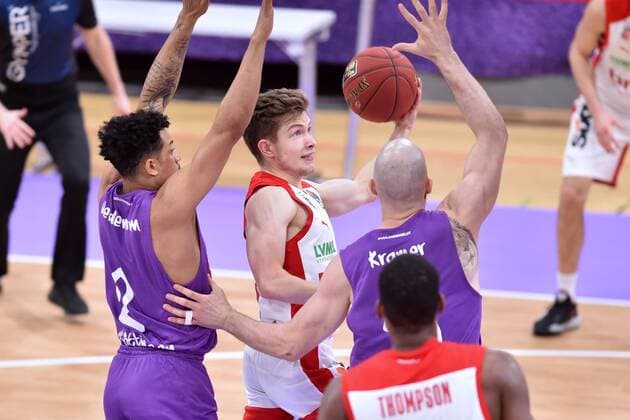 Basketball, BBL, BG Göttingen - Brose Bamberg Bennet Hundt (Brose Bamberg) (M, am Ball), Nelson Weidemann (BG Goettingen) (L), Dennis Kramer (BG Goettingen) (R) , Basketball, Bundesliga, BBL, BG Goettingen - Brose Bamberg, 29.01.2021, BG Goettingen - Brose Bamberg, Basketball, Bundesliga, GER, BBL, 29.01.2021 Goettingen Copyright: xEibner-Pressefotox-xRolandxSippelx
