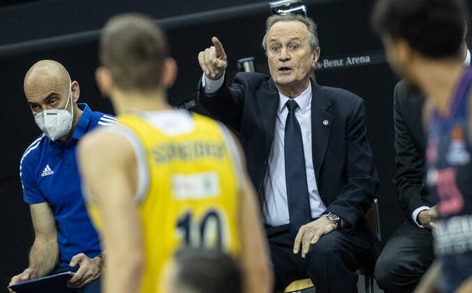 Basketball: Euroleague, Alba Berlin - Real Madrid, Hauptrunde, 23. Spieltag, Mercedes-Benz Arena. ALBAs Head Coach Aito Garcia Reneses zeigt in eine Richtung neben Athletiktrainer Pepe Silva Moreno (l). ALBA Berlin - Real Madrid