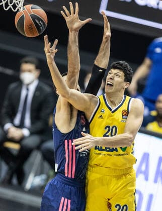 Basketball: Euroleague, Alba Berlin - Real Madrid, Hauptrunde, 23. Spieltag, Mercedes-Benz Arena. ALBAs Simone Fontecchio (r) springt zum Korb gegen Alberto Abalde von Real Madrid. ALBA Berlin - Real Madrid