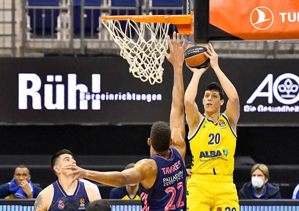 29.01.2021, xlakx, Basketball EuroLeague, Alba Berlin - Real Madrid emspor, v.l. Walter Samuel Tavares da Veiga (Real Madrid, No.22),Simone Fontecchio (Alba Berlin, No.20) Berlin
